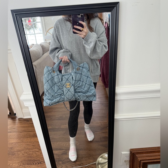 Chanel Washed Denim Bow Bag Zipper Tote Fall Winter 2025/2026 - Picture 9 of 15